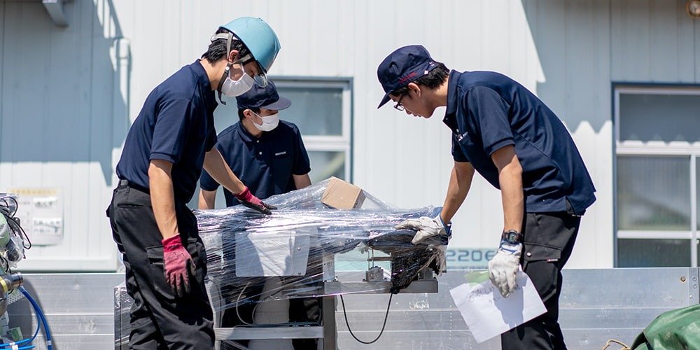 梱包した機械の搬出入作業