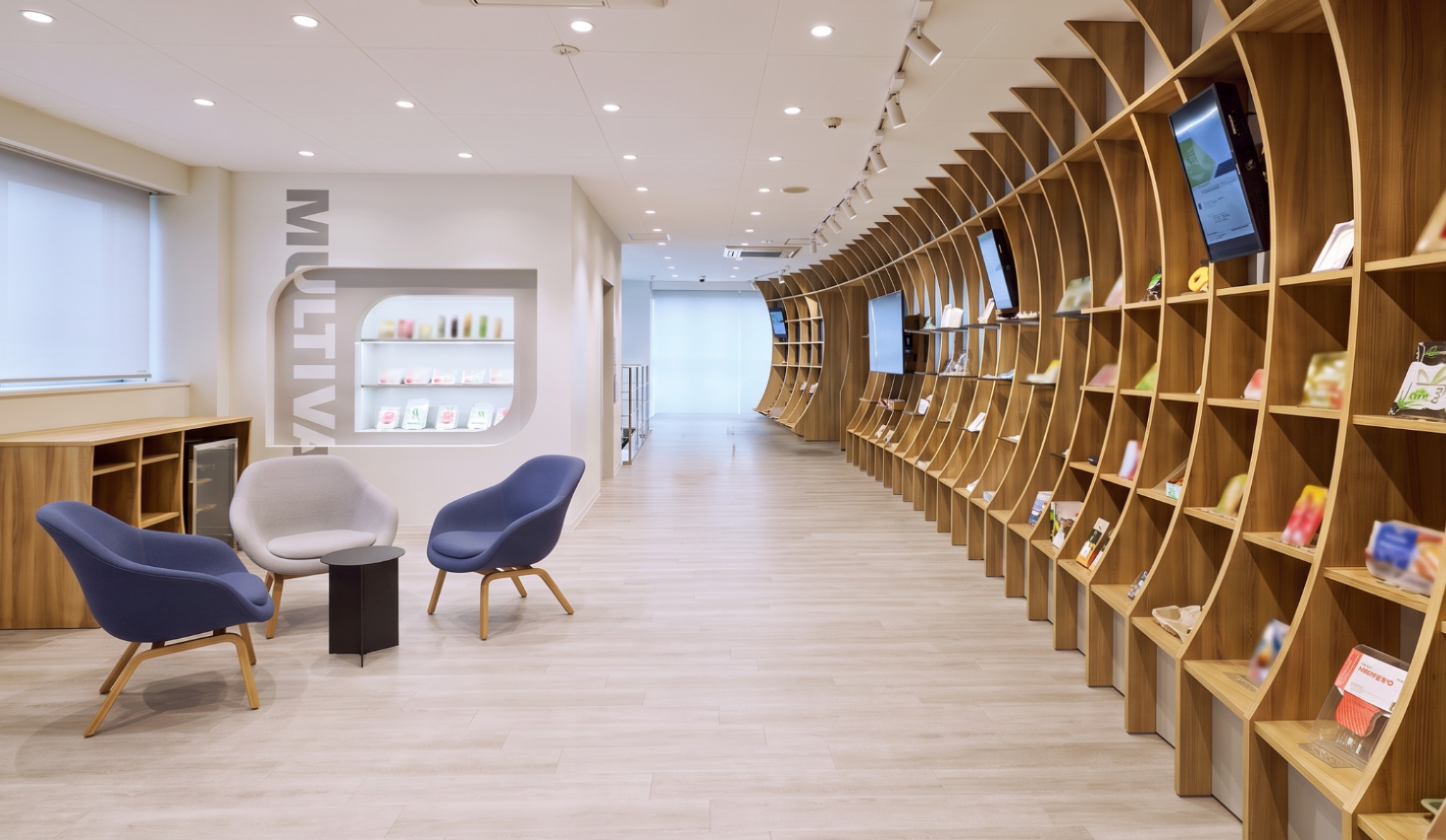 包装サンプルを並べた展示回廊とラウンジ